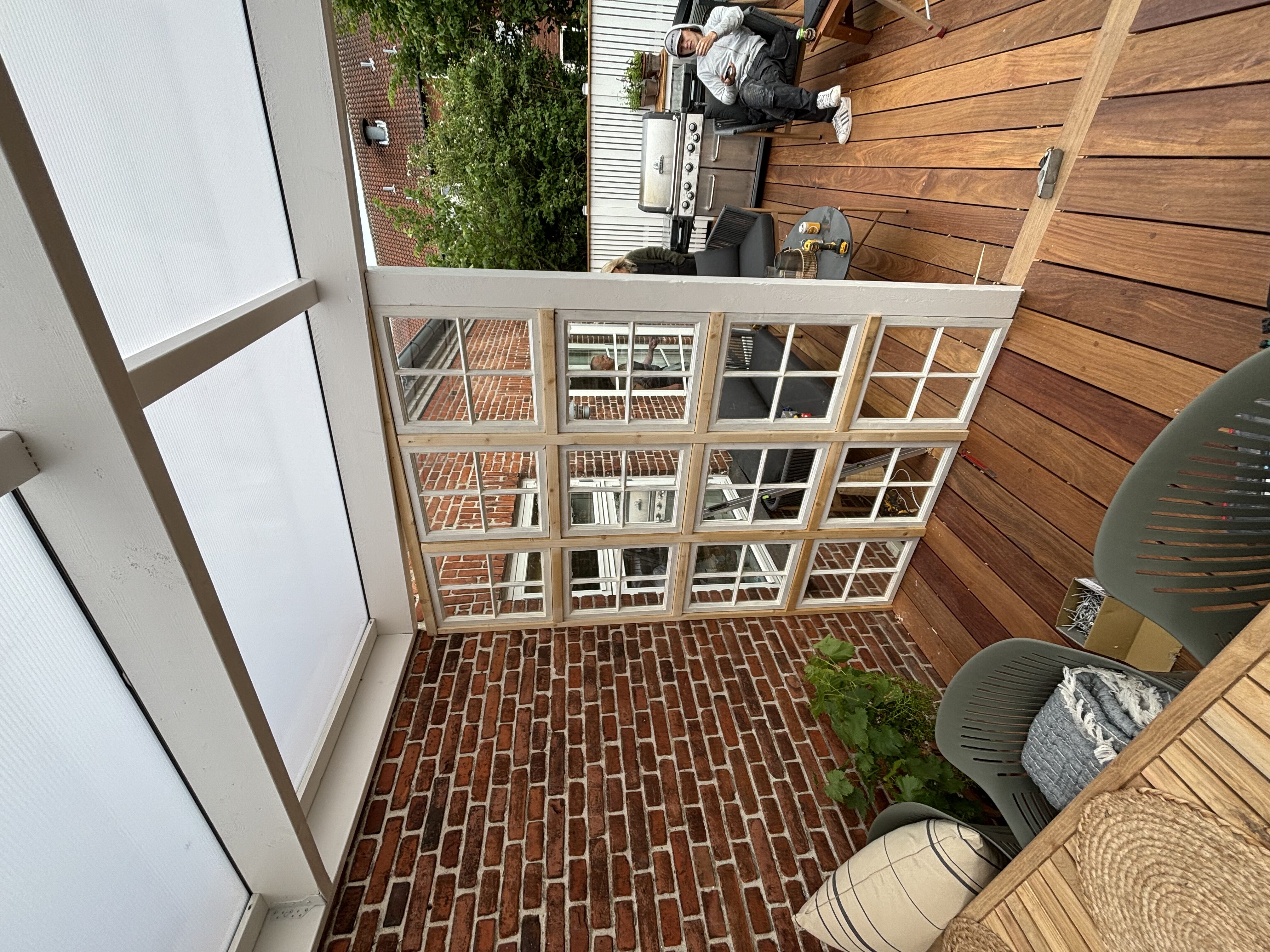 Montering af dør med præcis tilpasning