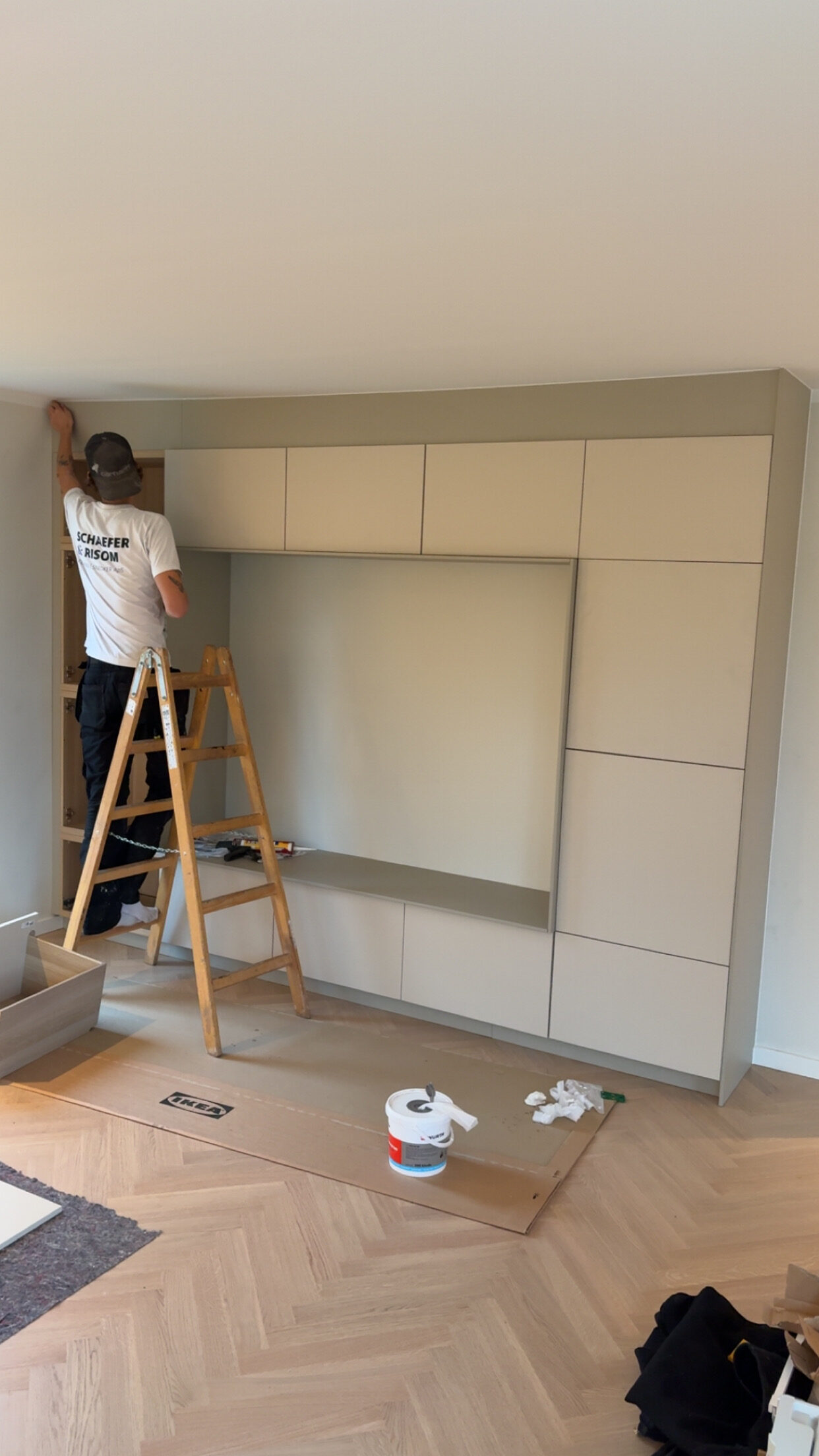 Specialbygget garderobeløsning som del af renovering