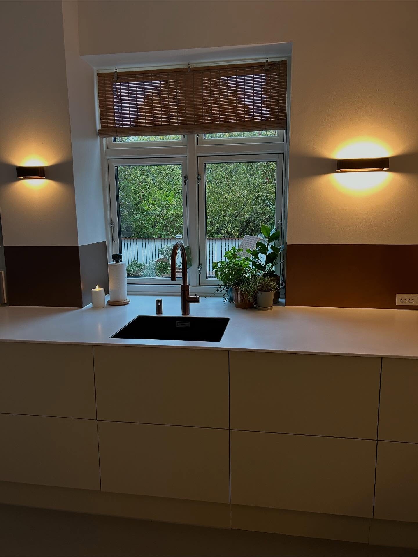 Køkken i egefiner med rose guld detaljer