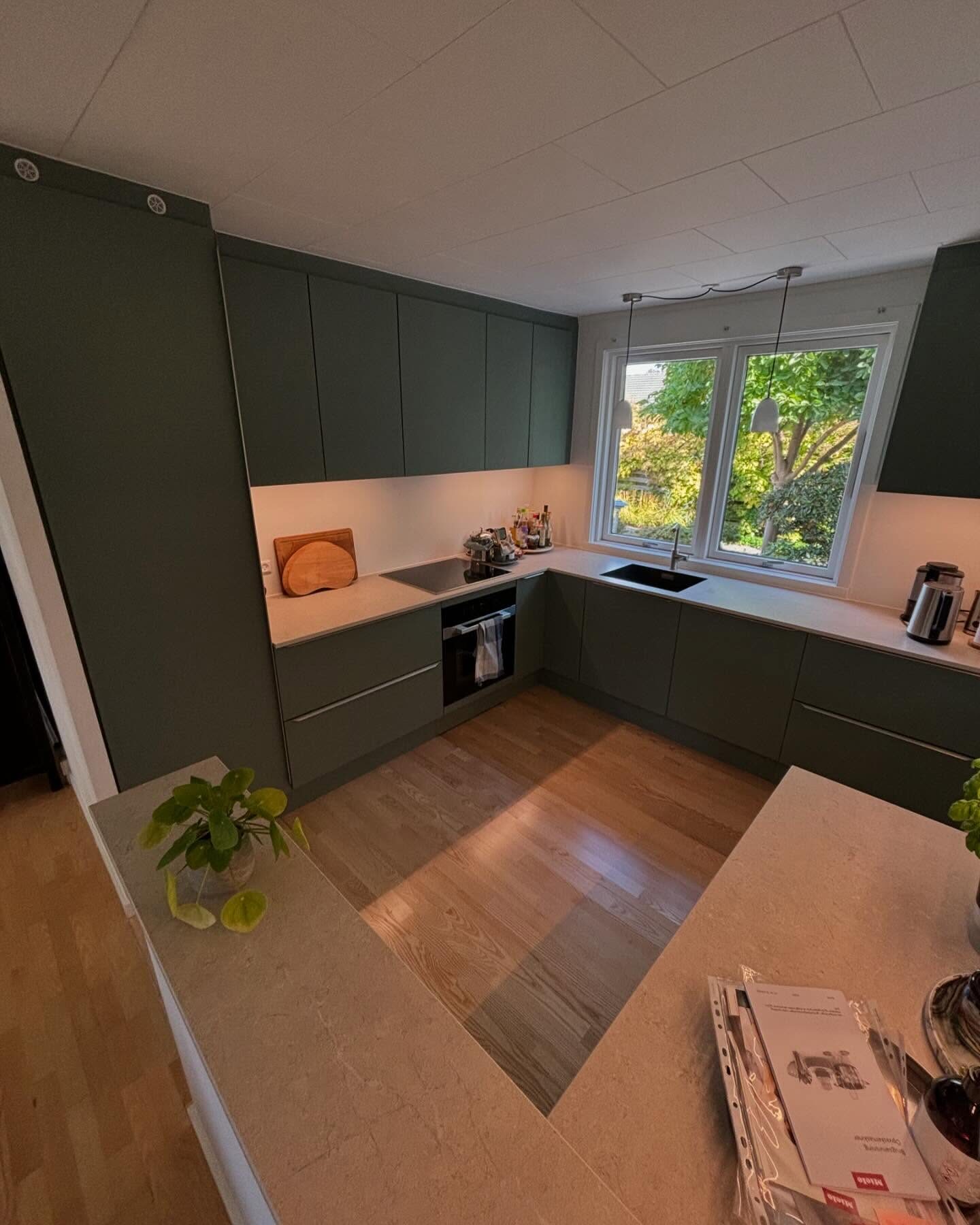 Køkken Hørsholm - Grønne Fronter med Stenbordplade - Schaefer & Risom