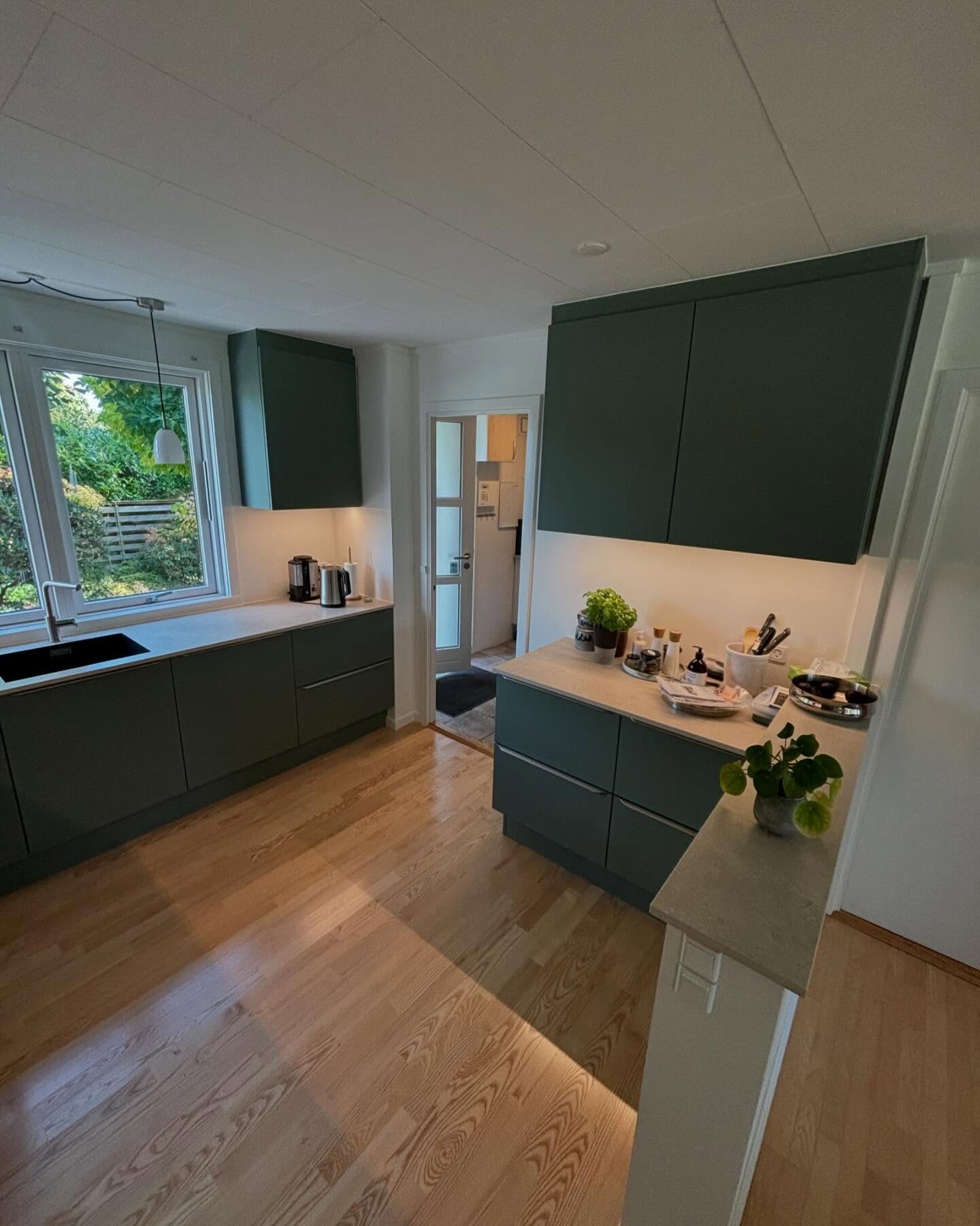 Køkken Hørsholm - Grønne Fronter med Stenbordplade - Schaefer & Risom