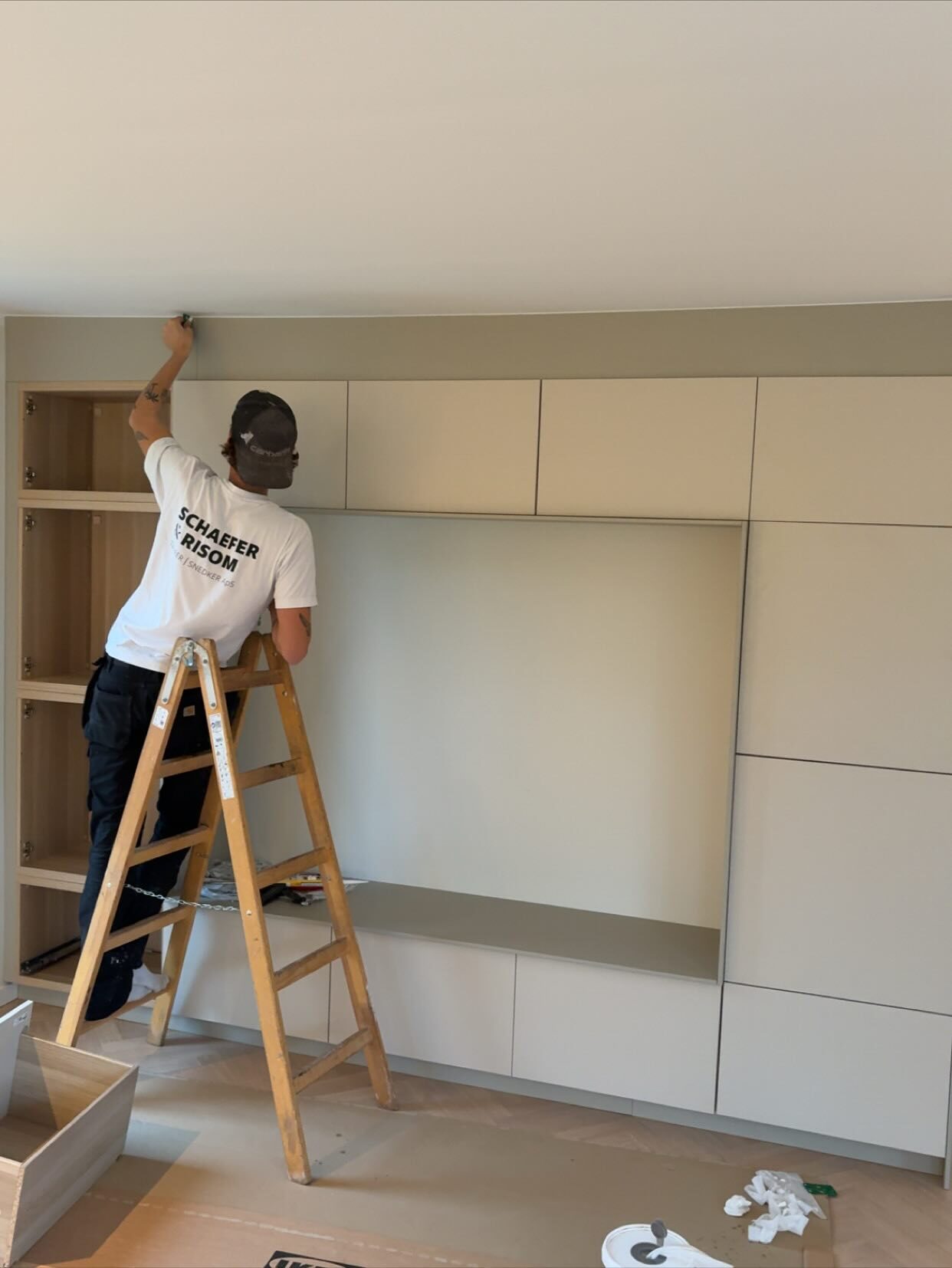 Sildebensgulv Ballerup med Klædeskabe - Schaefer & Risom