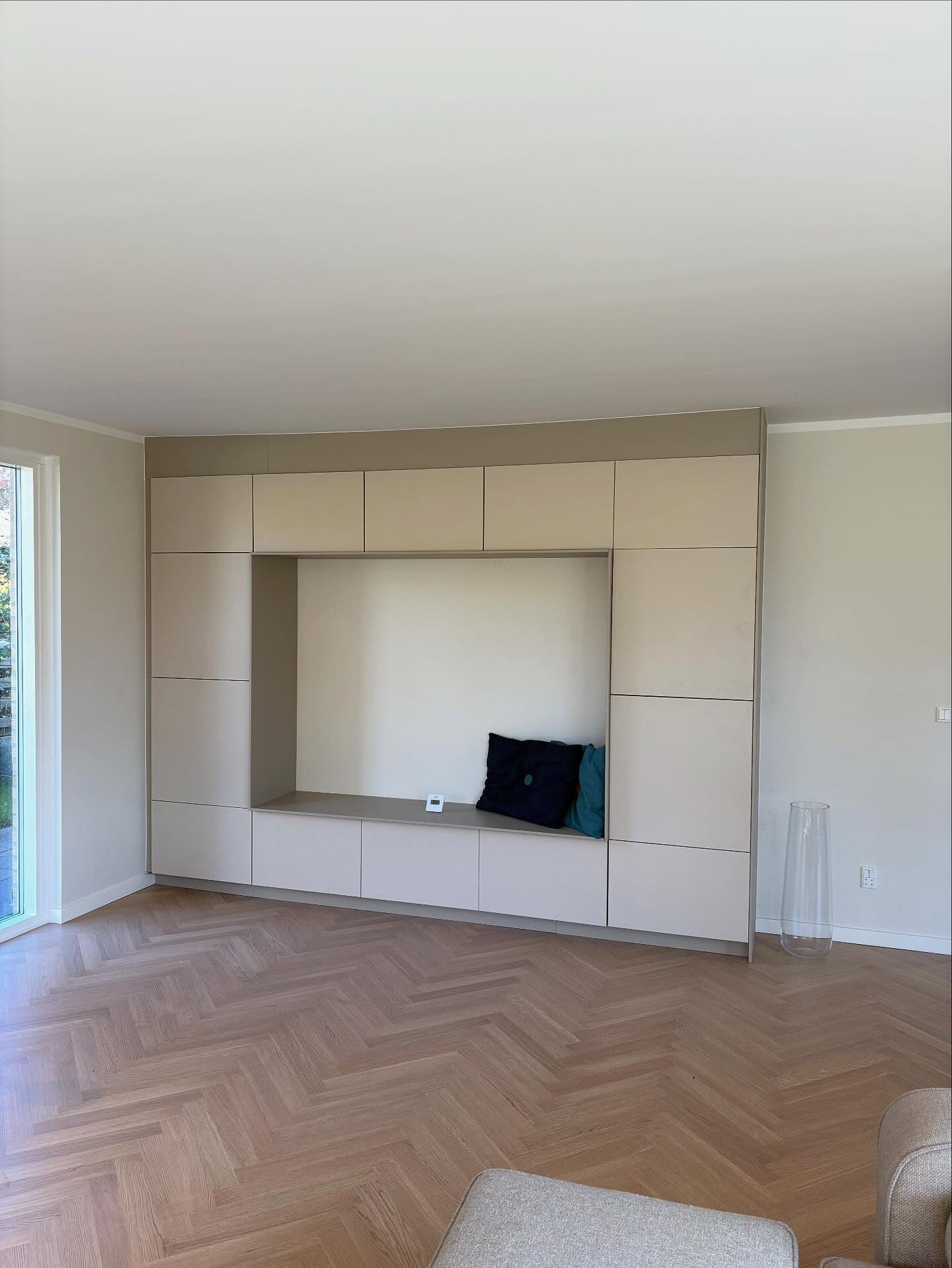 Sildebensgulv Ballerup med Klædeskabe - Schaefer & Risom