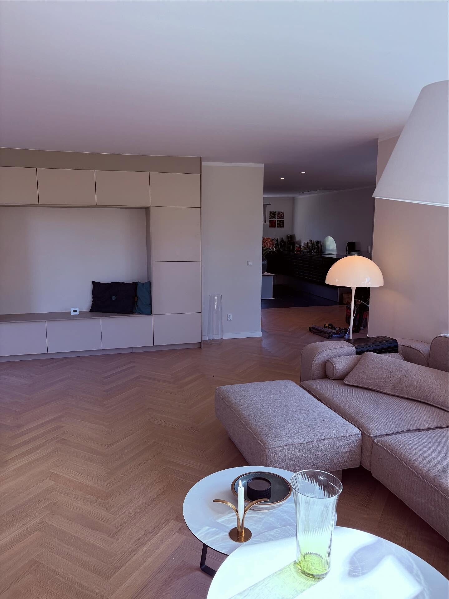 Sildebensgulv Ballerup med Klædeskabe - Schaefer & Risom