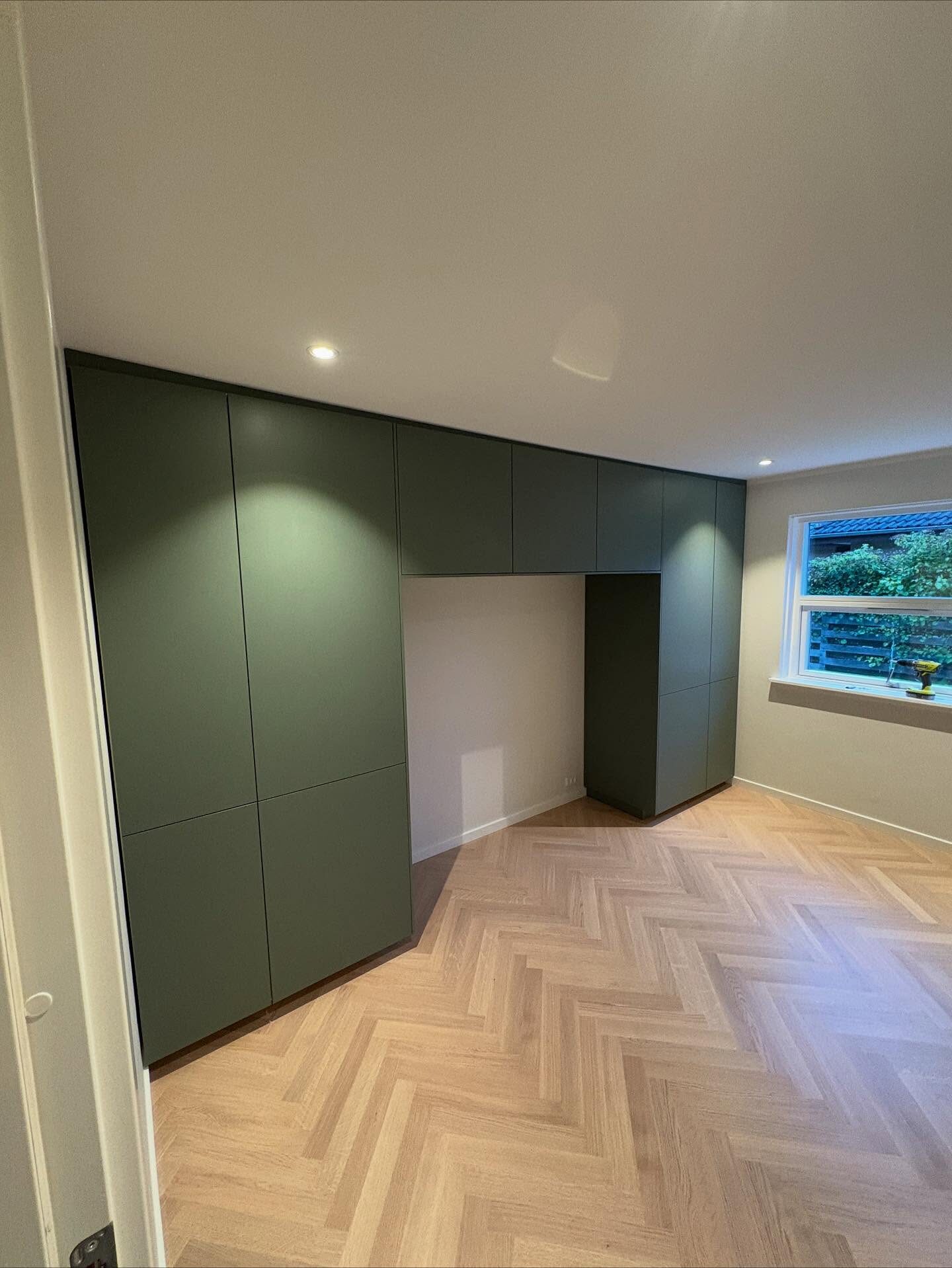 Sildebensgulv Ballerup med Klædeskabe - Schaefer & Risom