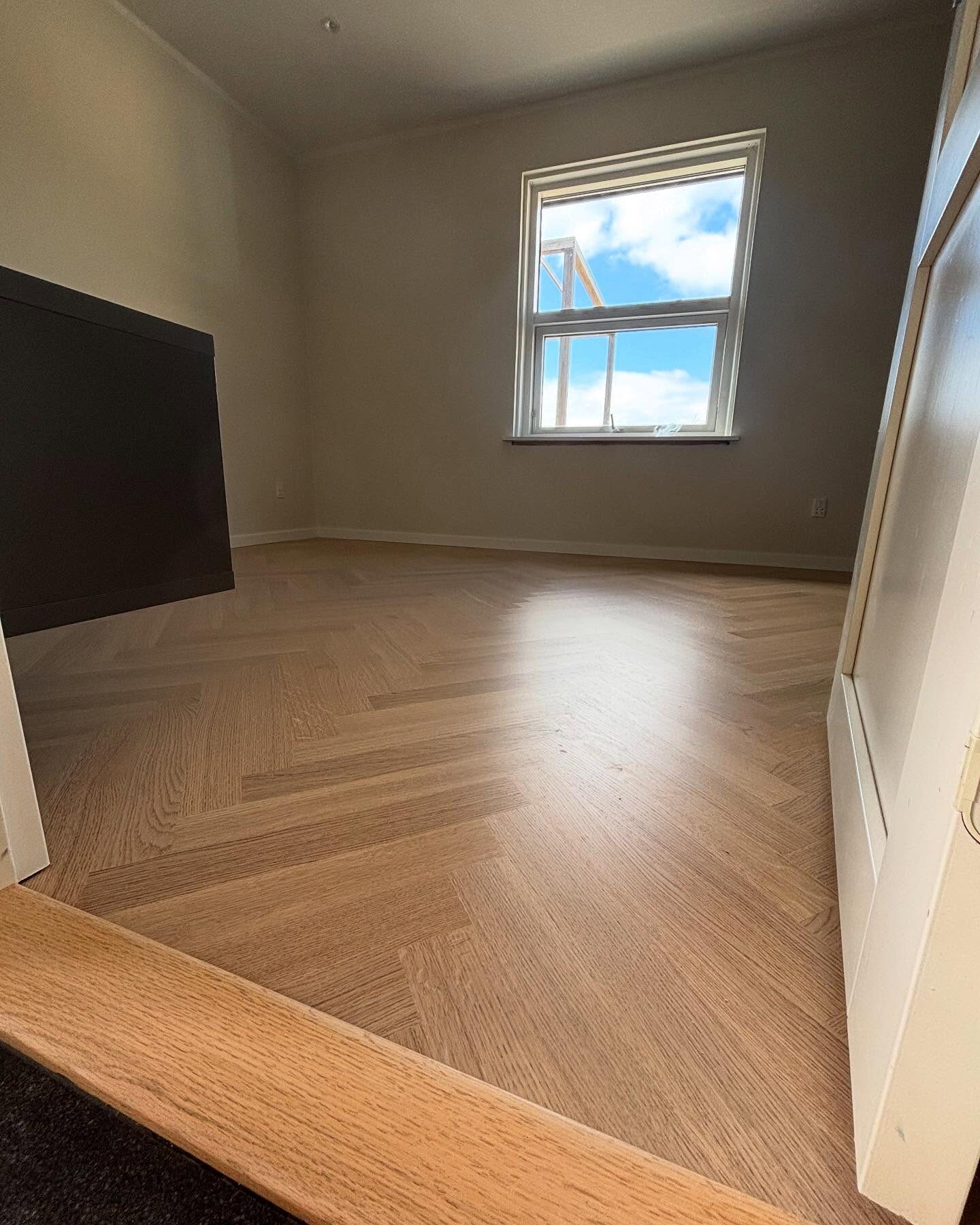 Værelser Renovering - Sildebensgulv Hvidpigmenteret - Schaefer & Risom