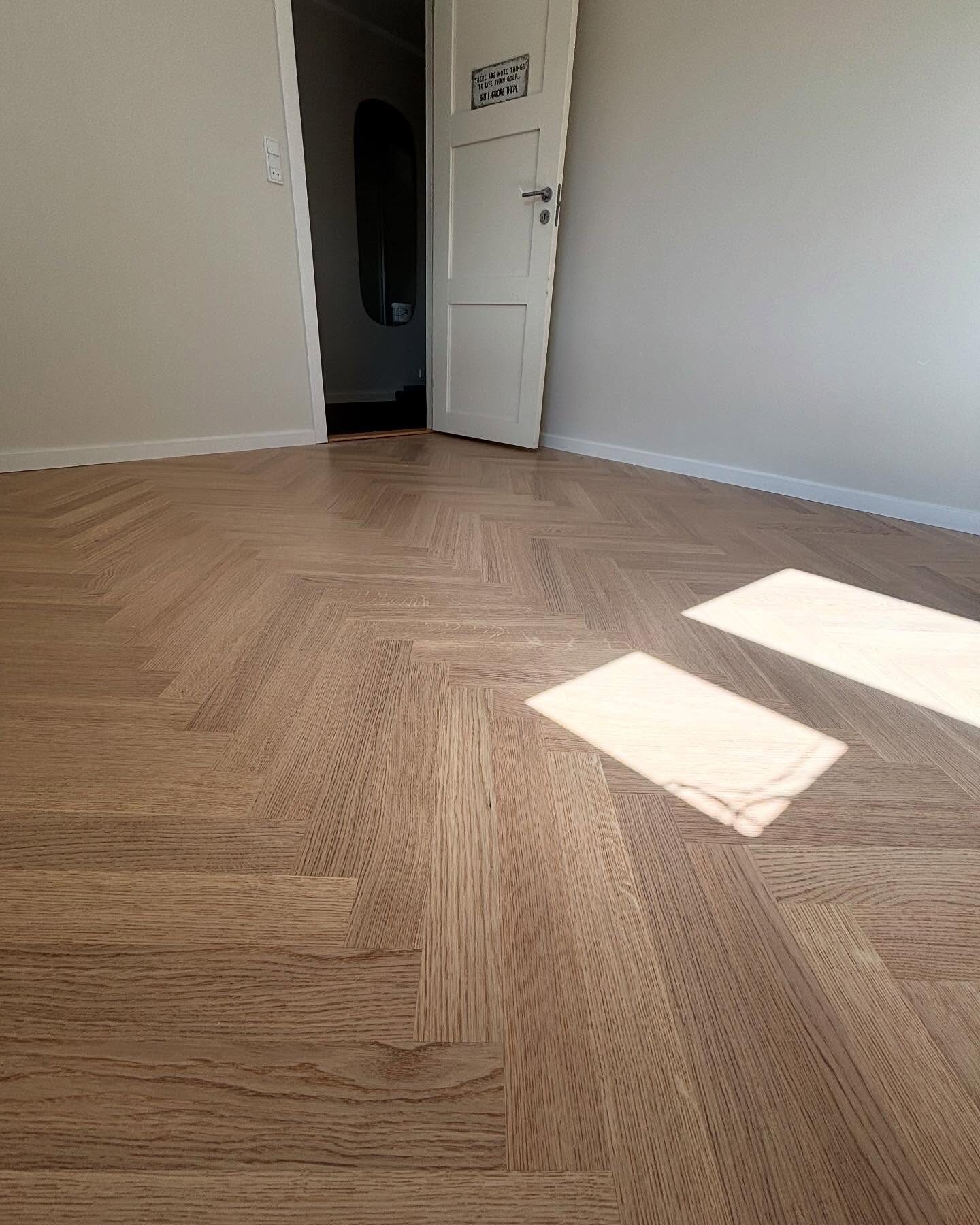 Værelser Renovering - Sildebensgulv Hvidpigmenteret - Schaefer & Risom